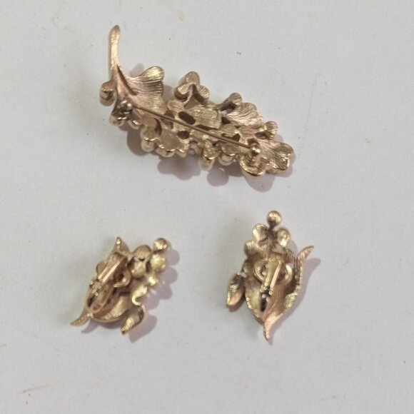 vintage Crown Trifari Gold-Tone Brooch Clip On Earrings Set Faux Pearls - Picture 3 of 9